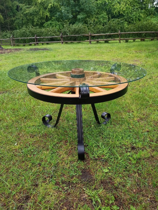 Stolik drewniany na bazie koła od wozu - Crafdeco