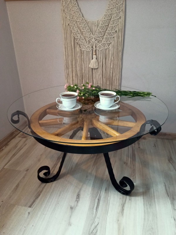 Stolik drewniany na bazie koła od wozu - Crafdeco