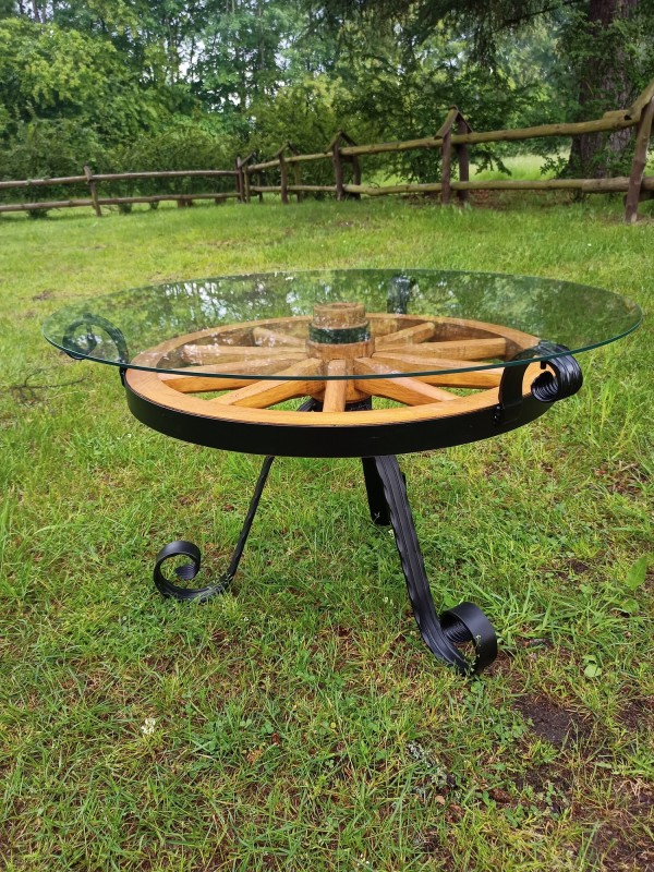 Stolik drewniany na bazie koła od wozu - Crafdeco